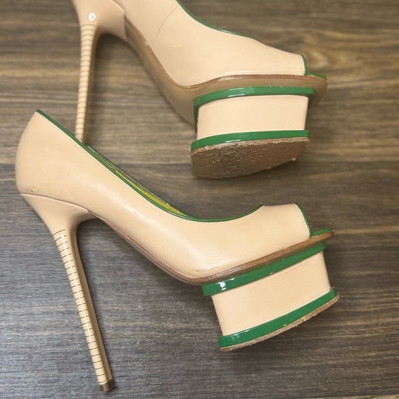 3/$30 Pollini Women's Green and Tan Peep Toe Heels - Picture 8 of 13